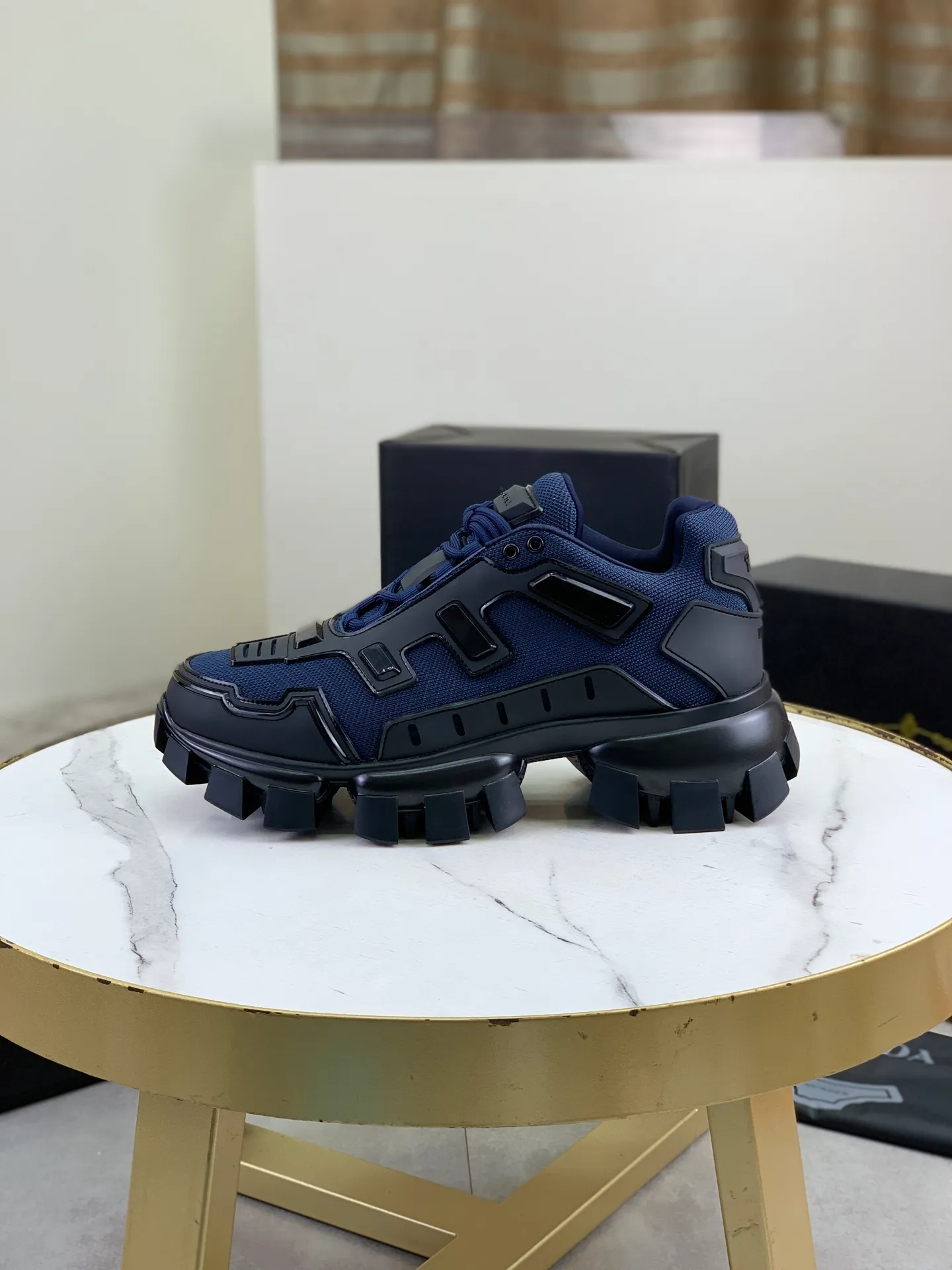 Men's Men's Shoes P660 New Top Version PRADA Prada Dark Punk Martin Rock Tank Mecha Hardcore Fighting Shoes ☑️ A century-old brand, the unique hardcore design has entered the public eye. The tank element is used as the sole design, subverting conventions, breaking the monotony, brightening the overall shape, eye-catching, and achieving a meaningless appearance. With its hard-core styling and metal accessories full of design, it unleashes an unruly punk spirit, interprets a unique and iconic style, and demonstrates the leadership level of its pioneer originator in the field of thick-soled shoes. It is the nirvana darling of major fashion weeks. 📣📣The ultra-light foam outsole solves the problem of bulkiness and is suitable for those who know the difference. ✅Fabric: Original splicing design and production ✅Inner: Original lining➕Cow leather insole. ✅Original foam combination outsole with 8cm heel height and super light weight. ✅Code number: Female 35-39 (40 is customized and non-refundable) Male 39-45 (46 and 47 are customized and non-refundable) Full package at the counter